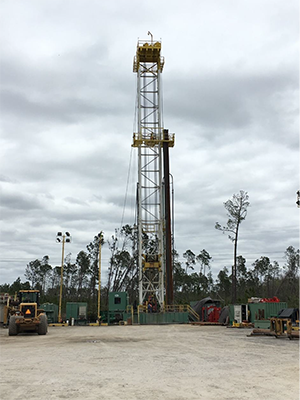 Image of an electric rig drilling injection well TIW-2 at Plant Smith Generating Station. Photo courtesy of EPRI DE-FE0026140.