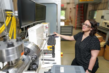 NETL’s Ashley Daniszewski conducts research in the Reaction Analysis and Chemical Transformation (ReACT) facility in Morgantown, West Virginia.