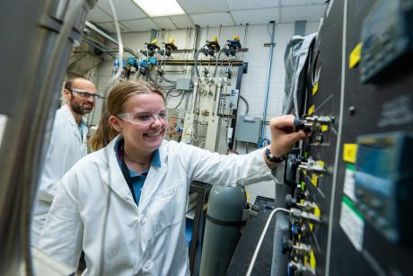 2025 MLEF Research Associate Mya Riggle working in the lab with mentor Daniel Haynes